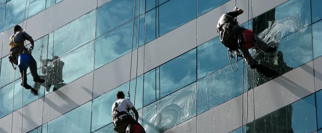 تنظيف واجهات زجاج