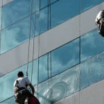 تنظيف واجهات زجاج